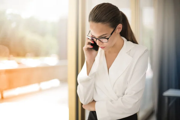 Jeune Femme Affaires Téléphone — Photo