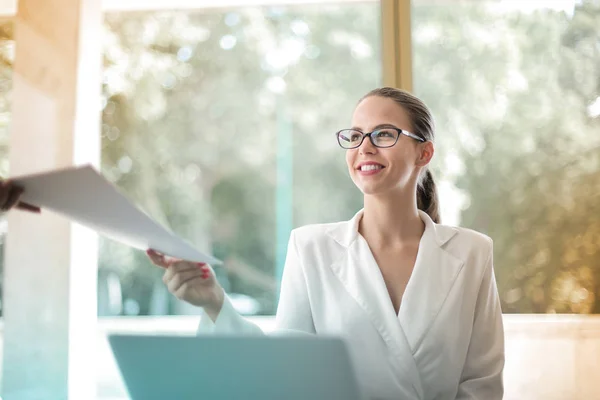 Jeune Femme Affaires Bureau — Photo