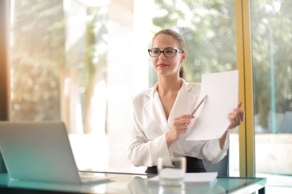 Aantrekkelijke Zakenvrouw Bedrijf Blanco Papier — Stockfoto