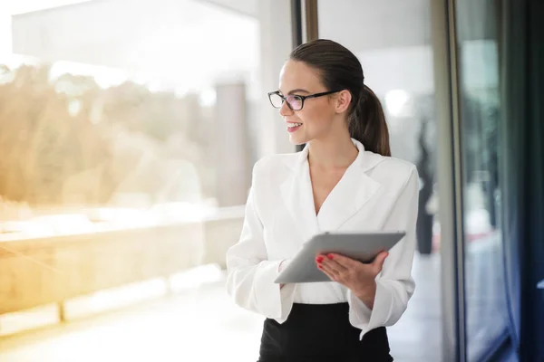 Joven Mujer Negocios Mirando Por Ventana Oficina — Foto de Stock