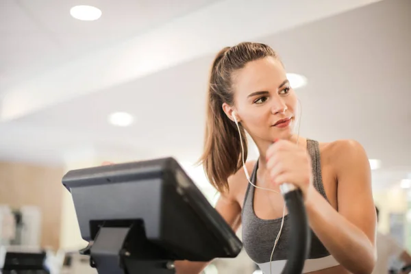 Jeune Femme Travaillant Dans Salle Gym — Photo