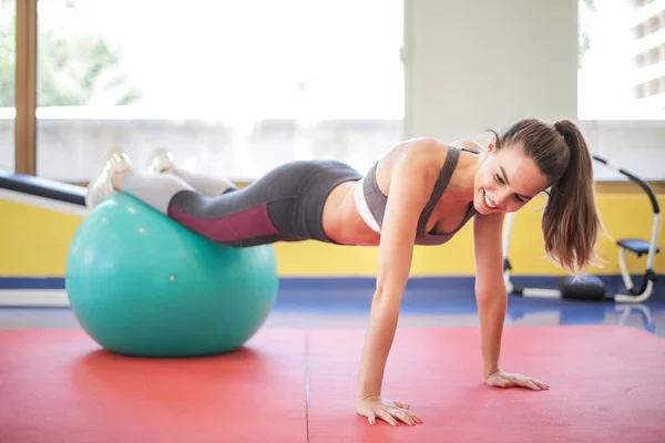 Jeune Femme Faisant Exercice Gymnase — Photo