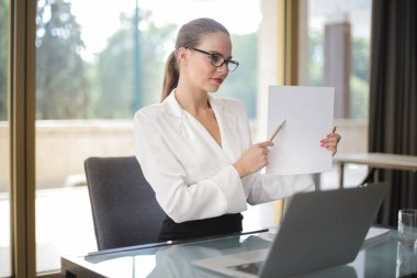 Genç işkadını holding boş kağıt