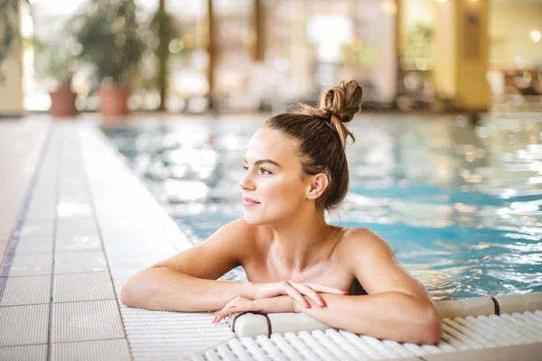 Junge Frau Entspannt Pool — Stockfoto