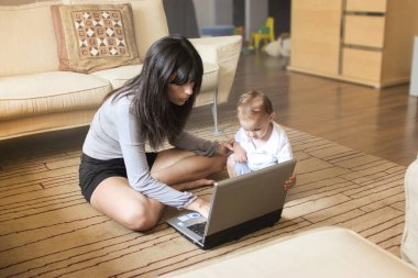 güzel anne ile bebeği laptop arıyorum