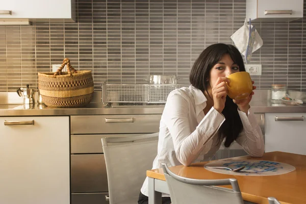 Brunette Vrouw Warm Drankje Drinken Keuken — Stockfoto