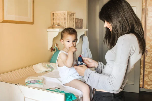 Belle Mère Préparant Son Bébé Pour Lit — Photo