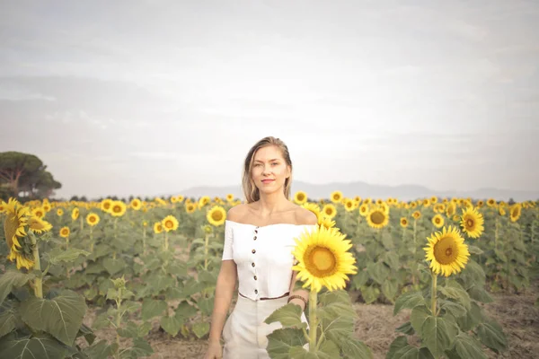 Frau Steht Auf Einem Sonnenblumenfeld — Stockfoto