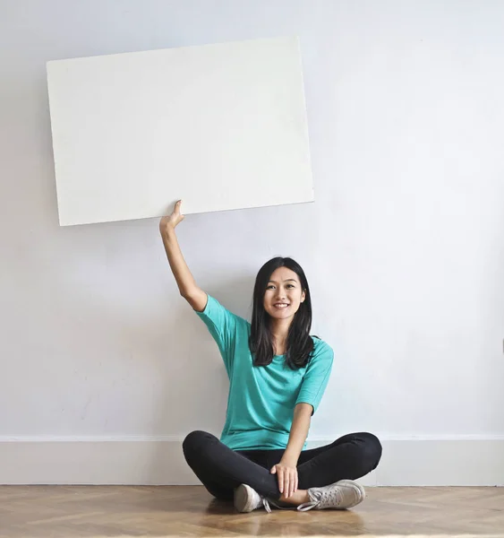 Junge Asiatische Frau Hält Eine Mauer Auf Ihrem Kopf — Stockfoto