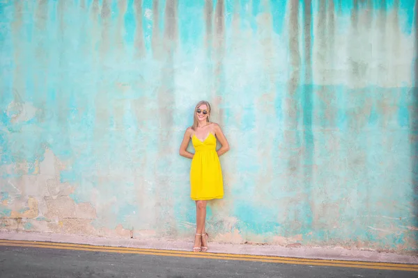 Sarı Elbise Ayakta Duvara Genç Kadın — Stok fotoğraf
