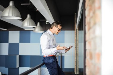 Onun ipad seyir sürpriz yüz ifadesi ile işadamı