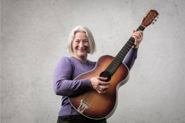 Eski mutlu kadın gitar çalmak