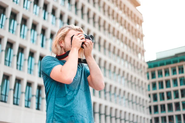 若い男は 写真を撮る — ストック写真