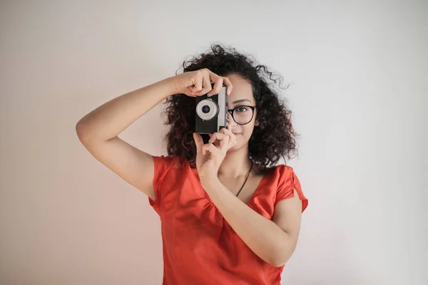 Chica Tomando Foto Con Vintage Camara — Foto de Stock