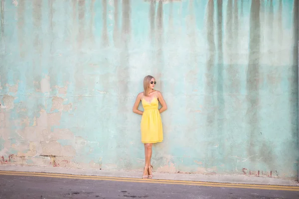 Modelo Moda Vestido Amarillo Pie Junto Una Pared —  Fotos de Stock