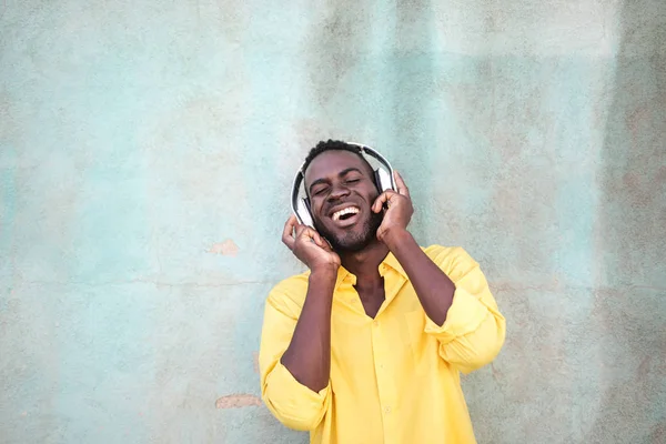 Jovem Negro Homem Ouvindo Música Feliz — Fotografia de Stock