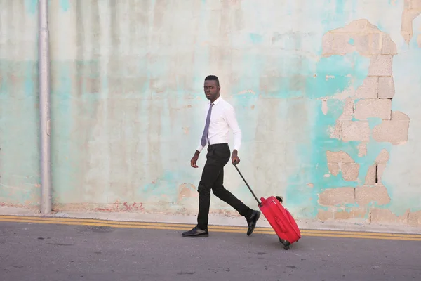 Joven Hombre Negocios Negro Caminando Con Maleta —  Fotos de Stock