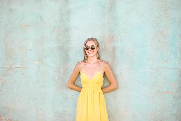 Sorrindo Jovem Mulher Vestido Amarelo Junto Parede — Fotografia de Stock