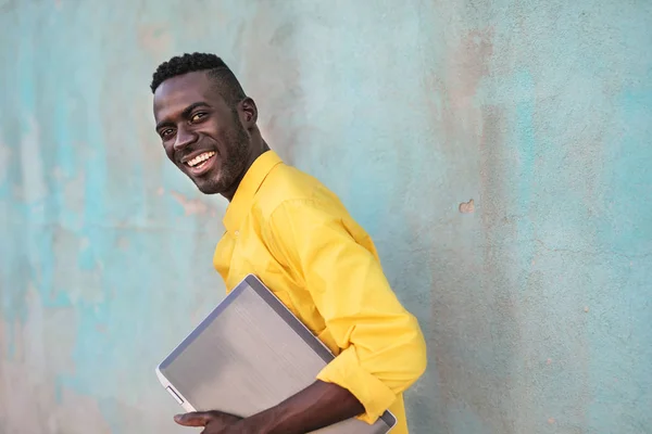 Giovane Uomo Nero Sorridente Camicia Gialla Con Computer Portatile — Foto Stock