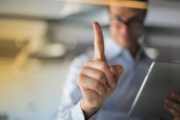 Zakenman Met Ipad Tonen Zijn Vinger — Stockfoto