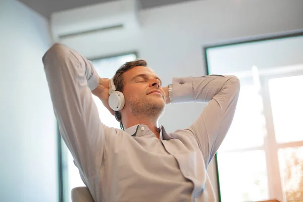 Hombre Negocios Relajarse Escuchar Música — Foto de Stock