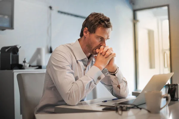 Uomo Affari Preoccupato Guardando Suo Computer Portatile — Foto Stock