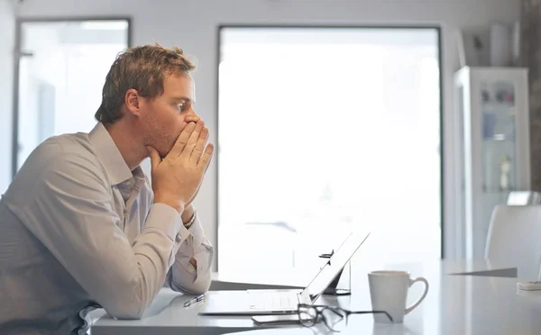 Empresário Olhando Para Seu Laptop Com Uma Expressão Facial Estressada — Fotografia de Stock