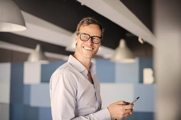 Uśmiechający Się Biznesmen Biurze — Zdjęcie stockowe