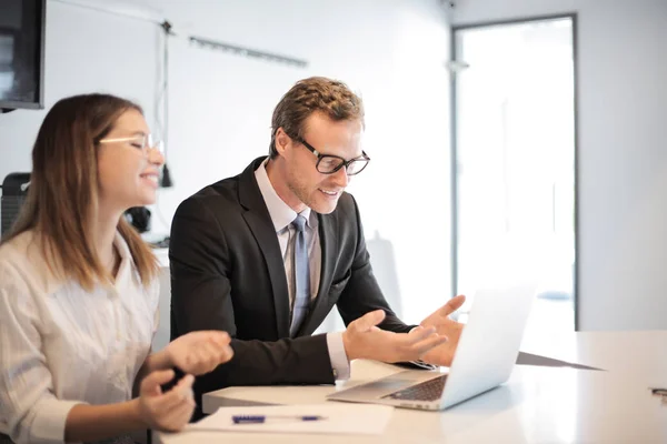 Collègues Affaires Regardant Ordinateur Portable — Photo