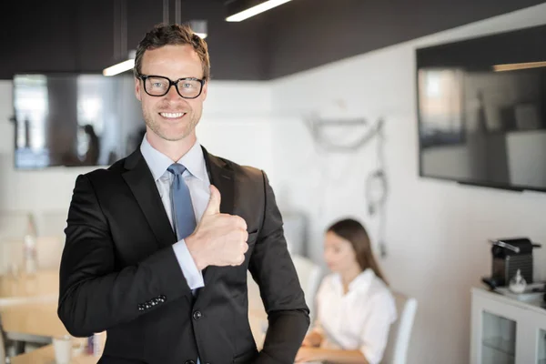 Homme Affaires Montrant Pouce Dans Bureau — Photo