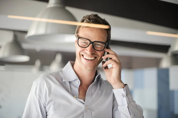 Homem Negócios Sorrindo Falando Com Seu Telefone — Fotografia de Stock