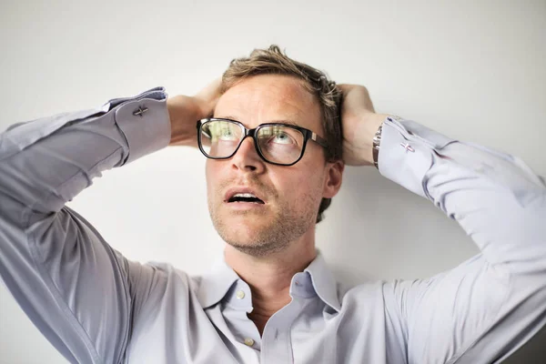 Stressad Affärsman Håller Händerna Upp — Stockfoto