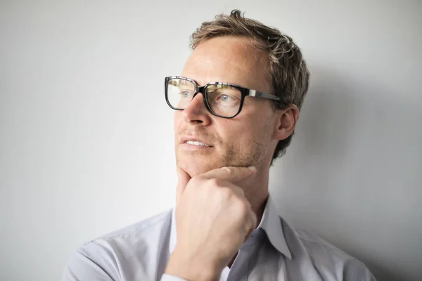 Homem Bonito Óculos Pensando Duro — Fotografia de Stock