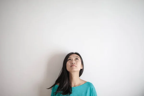 Gökyüzüne Bakarak Genç Asyalı Kadın Portresi — Stok fotoğraf
