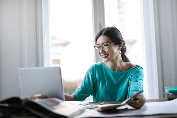 Jonge Aziatische Werkende Vrouw Met Laptop Aan Balie — Stockfoto