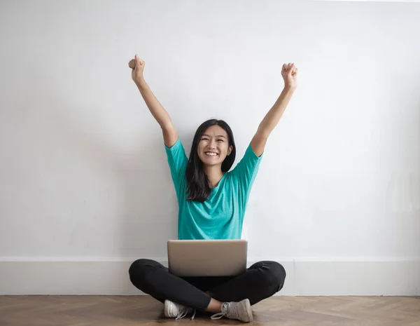 Joven Feliz Éxito Asiático Mujer Con Portátil —  Fotos de Stock