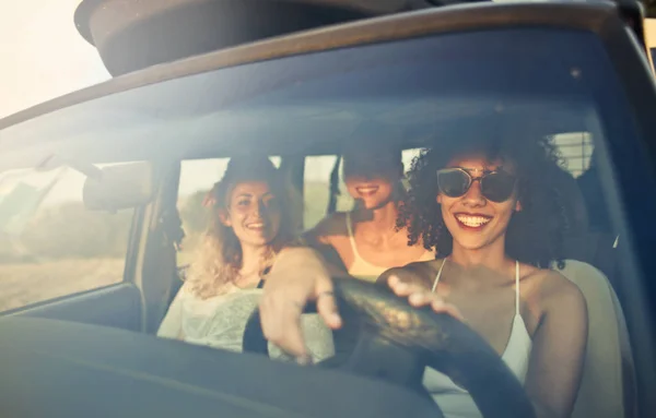 Junge Attraktive Menschen Auto Auf Roadtrip — Stockfoto