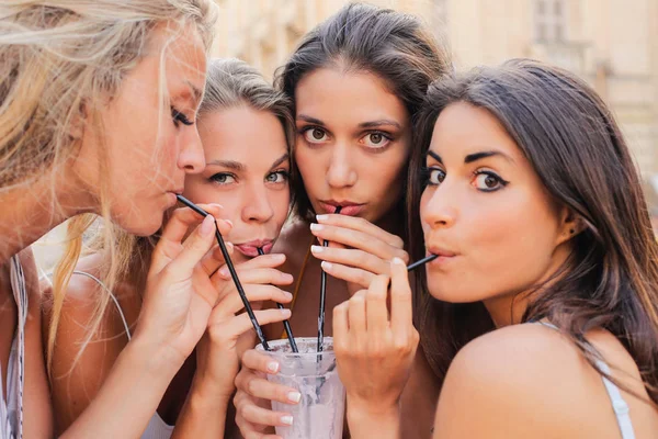 Grupo Jovem Amigos Tendo Bebida Fria Férias Verão — Fotografia de Stock