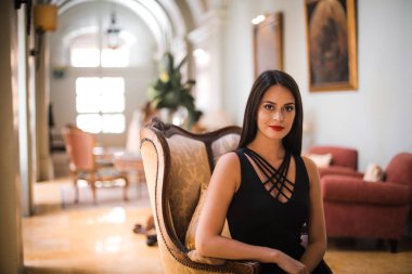 Otel lobisinde güzel şık bir model