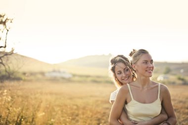 arkadaşlar birbirlerini kırsal kucaklayan