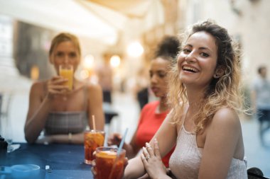 genç arkadaşlar içki yaşıyorsanız