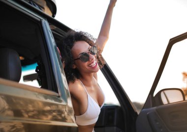 güzel genç kadın mutlu bir şekilde arabadan arıyorum