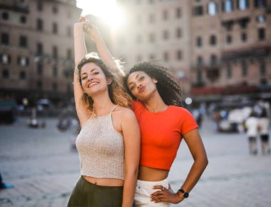 Sokağın ortasında gülümseyen arkadaşlar