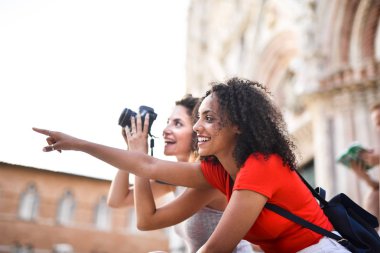 güzel turist yerlere işaret