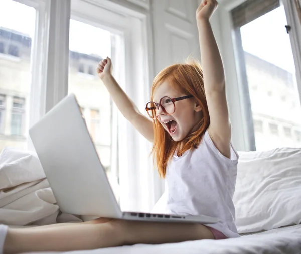 Menina Olhando Para Laptop Sentindo Bem Sucedida — Fotografia de Stock