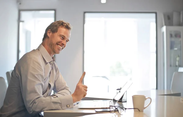 Sorridente Homem Negócios Mesa Trabalho — Fotografia de Stock