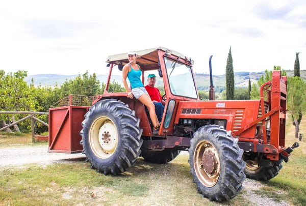 Vrouw Man Aan Het Werk Velden Toscane — Stockfoto