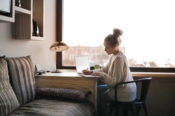 Vrouw Die Aantekeningen Maakt Haar Bureau — Stockfoto