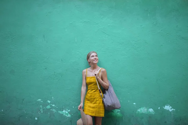 Giovane Donna Abito Giallo — Foto Stock