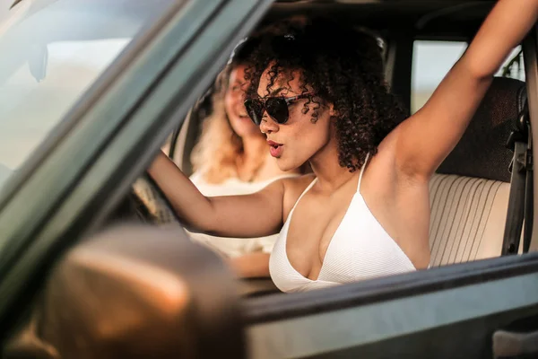 Όμορφη Νεαρή Γυναίκα Που Οδηγούσε Αυτοκίνητο Και Απολαμβάνουν Διακοπές — Φωτογραφία Αρχείου